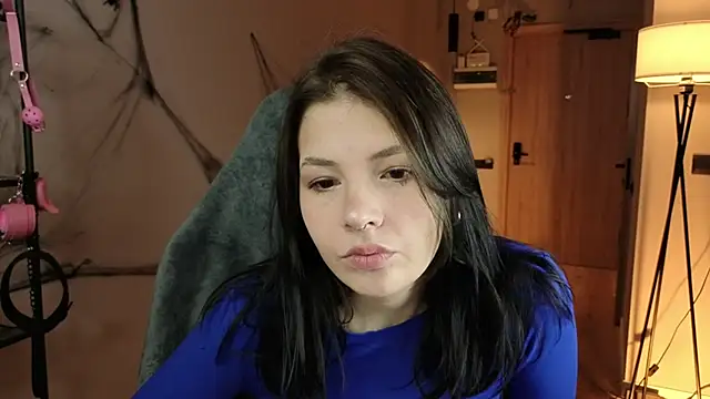 Snapshot of AnnaTrueno chatting on November 2025 06:30:01 PM AnnaTrueno online show from November 2025 06:30:01 PM