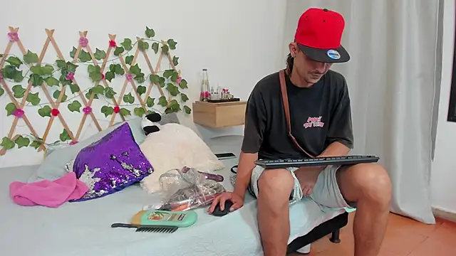 Snapshot of Zamu_1992 chatting on March 2025 04:43:02 AM Zamu 1992 online show from March 2025 04:43:02 AM