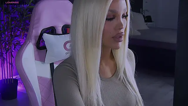 Snapshot of shayblonde chatting on December 2024 10:01:02 PM shayblonde online show from December 2024 10:01:02 PM