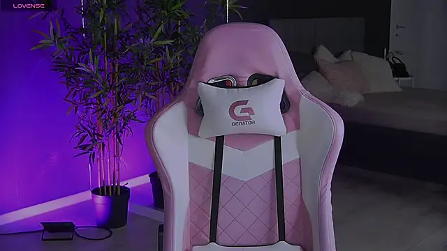 Snapshot of shayblonde chatting on December 2024 09:22:02 PM shayblonde online show from December 2024 09:22:02 PM