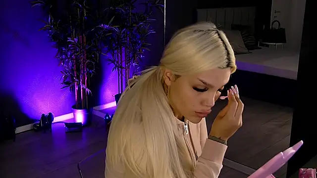 Snapshot of shayblonde chatting on February 2025 05:42:02 AM shayblonde online show from February 2025 05:42:02 AM