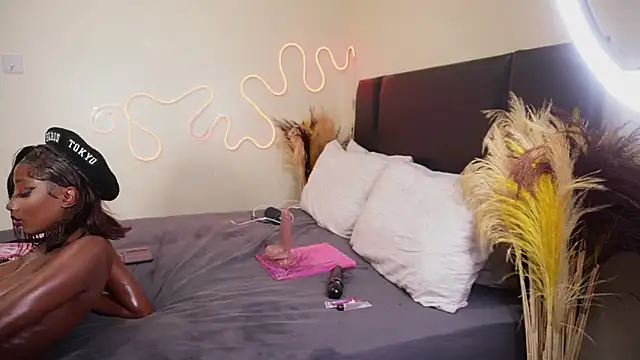 Snapshot of _Watuluv_ chatting on January 2025 08:52:02 PM Watuluv online show from January 2025 08:52:02 PM