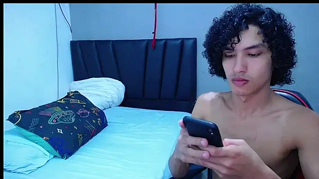 Snapshot of Tayronx33 chatting on November 2025 08:00:01 PM Tayronx33 online show from November 2025 08:00:01 PM