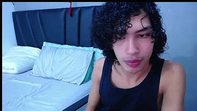 Snapshot of Tayronx33 chatting on November 2025 05:47:02 PM Tayronx33 online show from November 2025 05:47:02 PM