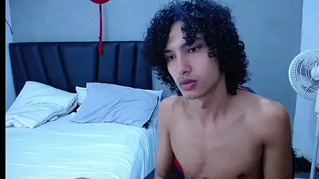 Snapshot of Tayronx33 chatting on November 2025 05:13:02 PM Tayronx33 online show from November 2025 05:13:02 PM