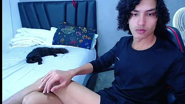 Snapshot of Tayronx33 chatting on November 2025 09:37:02 PM Tayronx33 online show from November 2025 09:37:02 PM