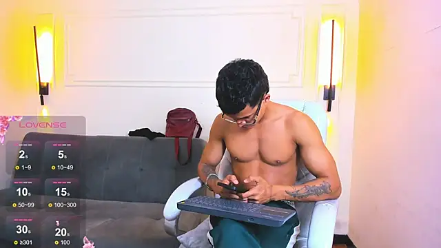 Snapshot of Paradise_boy_s chatting on May 2026 02:56:01 PM Paradise boy s online show from May 2026 02:56:01 PM