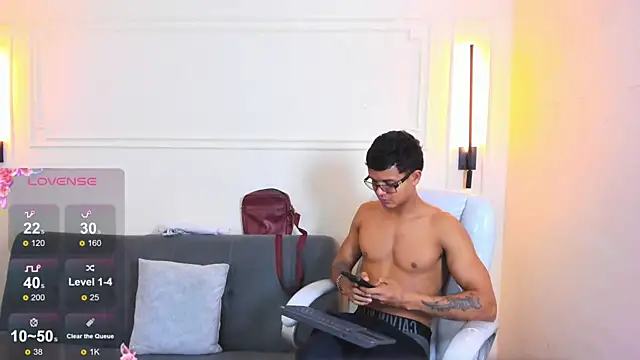 Snapshot of Paradise_boy_s chatting on May 2026 02:02:01 PM Paradise boy s online show from May 2026 02:02:01 PM