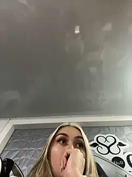 Snapshot of emma_oxford chatting on January 2025 02:39:01 AM emma oxford online show from January 2025 02:39:01 AM