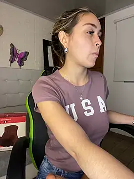 Snapshot of emma_oxford chatting on February 2025 02:46:01 AM emma oxford online show from February 2025 02:46:01 AM