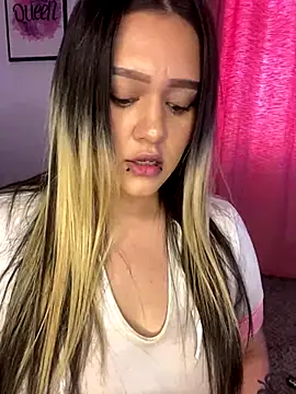 Snapshot of Ari_Martin chatting on December 2024 07:32:02 PM Ari Martin online show from December 2024 07:32:02 PM