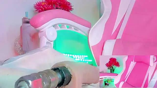 Snapshot of little-Emma chatting on January 2025 09:26:01 AM little-Emma online show from January 2025 09:26:01 AM