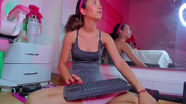 Snapshot of little-Emma chatting on February 2025 09:30:01 AM little-Emma online show from February 2025 09:30:01 AM