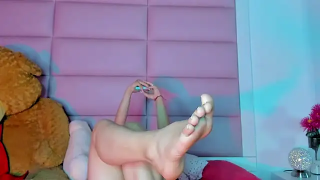 Snapshot of little-Emma chatting on February 2025 03:06:01 AM little-Emma online show from February 2025 03:06:01 AM