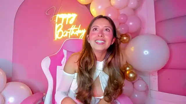 Snapshot of little-Emma chatting on February 2025 09:23:01 AM little-Emma online show from February 2025 09:23:01 AM