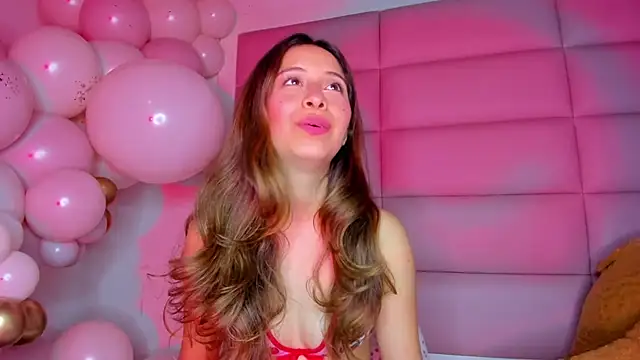 Snapshot of little-Emma chatting on February 2025 06:39:01 AM little-Emma online show from February 2025 06:39:01 AM