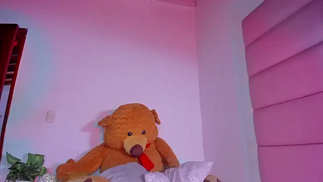 Snapshot of little-Emma chatting on September 2025 03:17:02 AM little-Emma online show from September 2025 03:17:02 AM