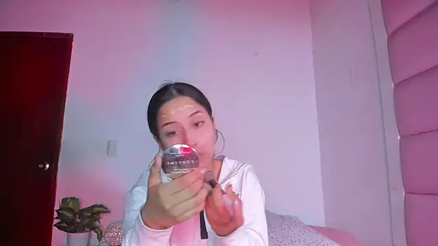 Snapshot of little-Emma chatting on October 2025 03:12:02 AM little-Emma online show from October 2025 03:12:02 AM