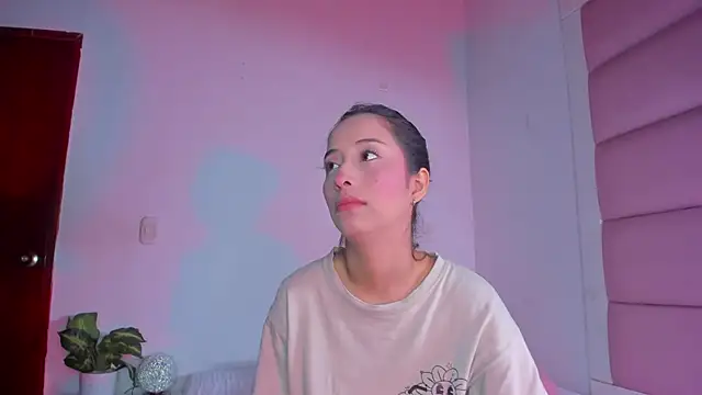 Snapshot of little-Emma chatting on October 2025 03:13:02 AM little-Emma online show from October 2025 03:13:02 AM