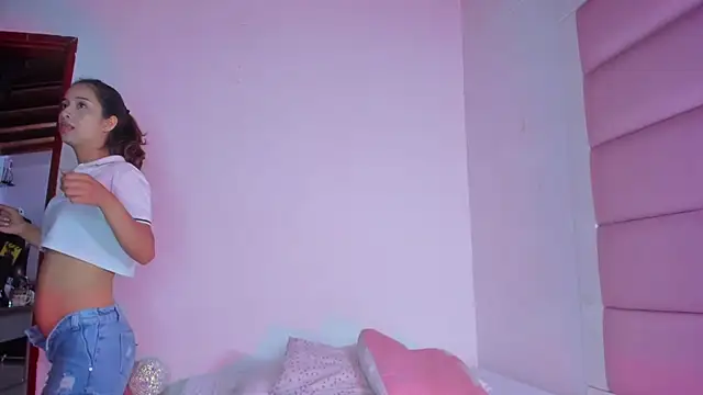 Snapshot of little-Emma chatting on October 2025 03:15:02 AM little-Emma online show from October 2025 03:15:02 AM