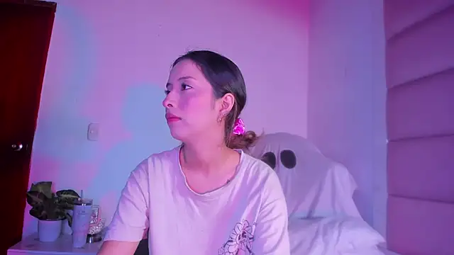 Snapshot of little-Emma chatting on October 2025 03:06:02 AM little-Emma online show from October 2025 03:06:02 AM