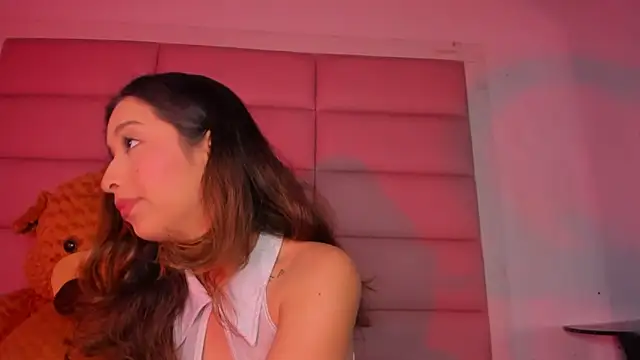 Snapshot of little-Emma chatting on November 2025 11:03:01 PM little-Emma online show from November 2025 11:03:01 PM