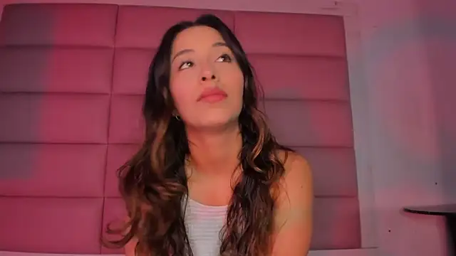 Snapshot of little-Emma chatting on November 2025 11:21:02 PM little-Emma online show from November 2025 11:21:02 PM