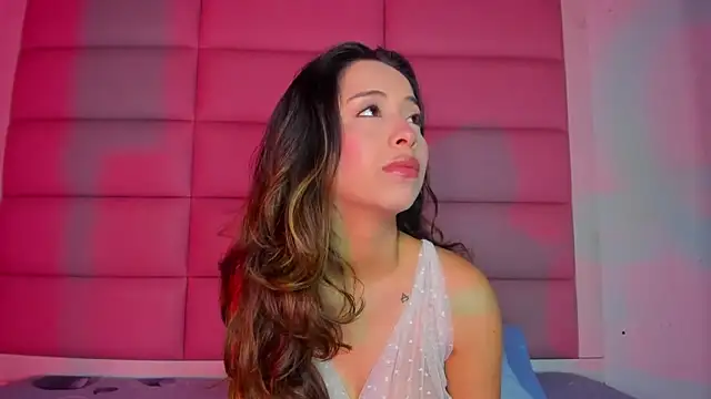 Snapshot of little-Emma chatting on December 2025 03:04:01 AM little-Emma online show from December 2025 03:04:01 AM