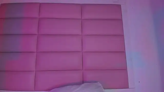 Snapshot of little-Emma chatting on December 2025 03:11:01 AM little-Emma online show from December 2025 03:11:01 AM