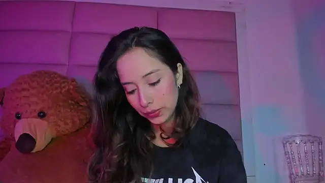 Snapshot of little-Emma chatting on December 2025 03:24:02 AM little-Emma online show from December 2025 03:24:02 AM