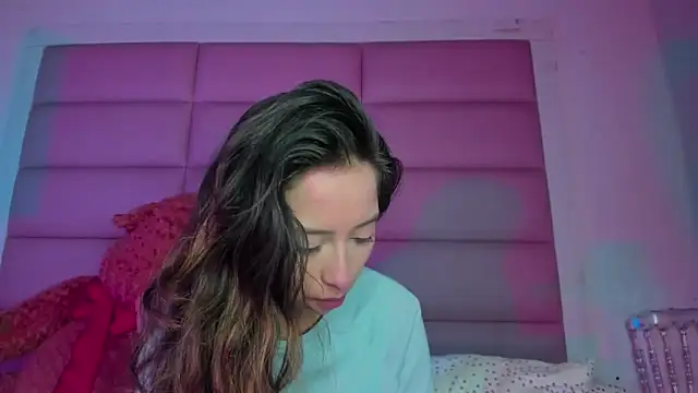 Snapshot of little-Emma chatting on December 2025 03:36:01 AM little-Emma online show from December 2025 03:36:01 AM