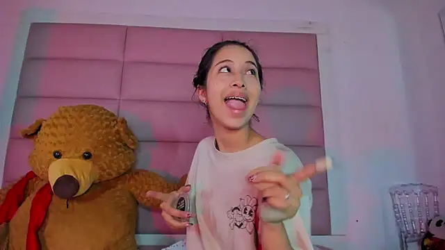 Snapshot of little-Emma chatting on December 2025 05:38:02 AM little-Emma online show from December 2025 05:38:02 AM