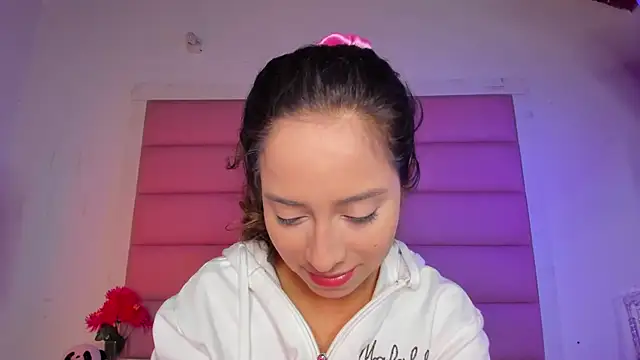 Snapshot of little-Emma chatting on January 2026 03:34:01 AM little-Emma online show from January 2026 03:34:01 AM