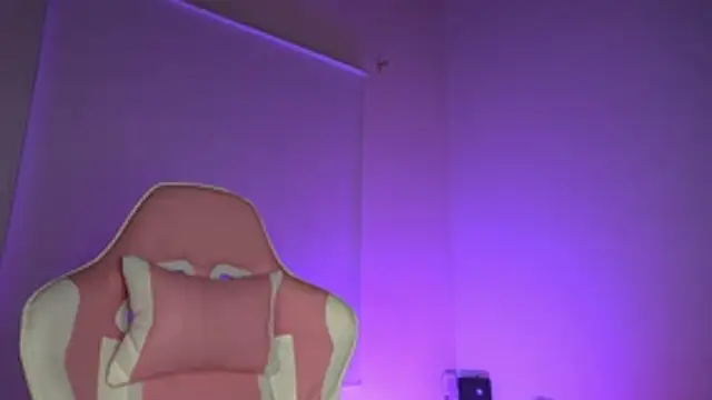 Snapshot of little-Emma chatting on February 2026 03:43:01 AM little-Emma online show from February 2026 03:43:01 AM