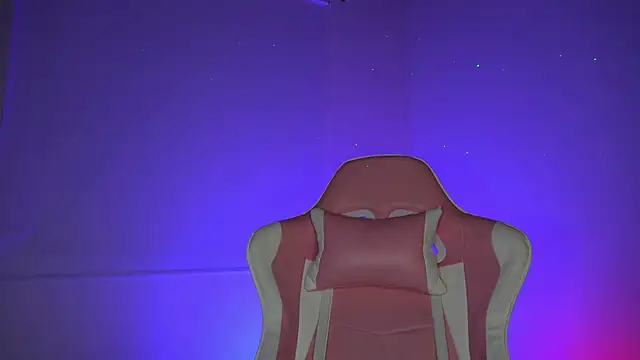 Snapshot of little-Emma chatting on February 2026 03:13:01 AM little-Emma online show from February 2026 03:13:01 AM