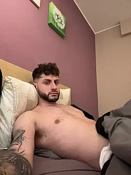 michifolli92 online show from December 2024 08:08:01 PM