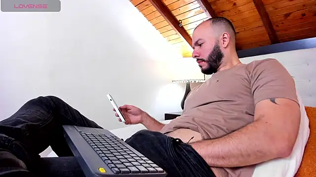 Tom Bailey online show from October 2025 01:34:01 PM