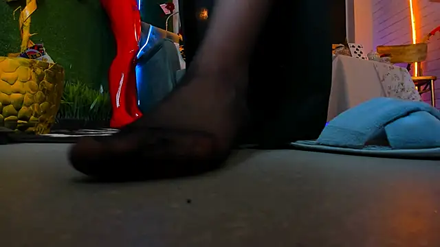 LolaLemona online show from December 2024 05:04:01 PM