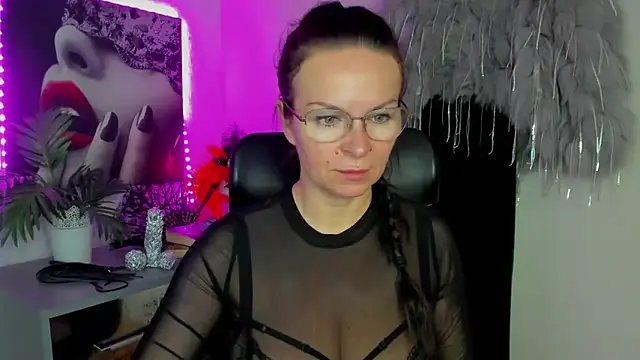 HelenLuxx online show from February 2026 04:03:02 PM