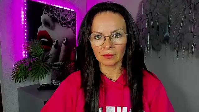 HelenLuxx online show from April 2026 05:25:01 PM