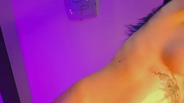 Snapshot of AriaVoss chatting on December 2024 02:43:02 AM AriaVoss online show from December 2024 02:43:02 AM