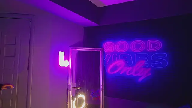 Snapshot of AriaVoss chatting on December 2024 08:36:02 PM AriaVoss online show from December 2024 08:36:02 PM