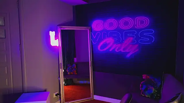 Snapshot of AriaVoss chatting on December 2024 11:29:01 PM AriaVoss online show from December 2024 11:29:01 PM