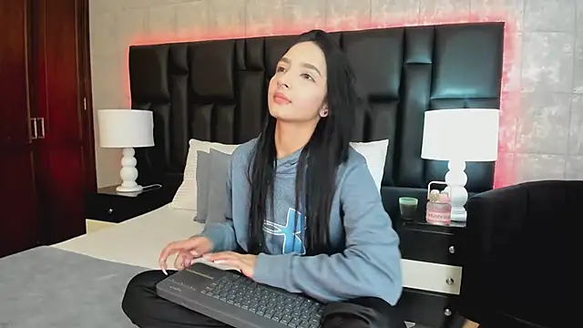 Snapshot of MiaSweeths chatting on February 2025 11:32:02 AM MiaSweeths online show from February 2025 11:32:02 AM