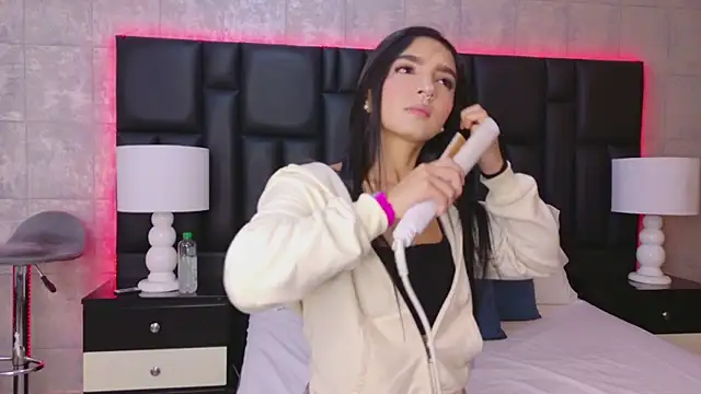 Snapshot of MiaSweeths chatting on October 2025 11:40:01 AM MiaSweeths online show from October 2025 11:40:01 AM