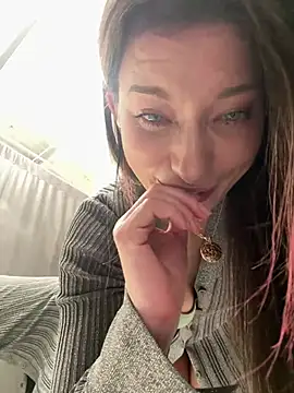 Snapshot of MooonReal chatting on December 2024 06:29:01 AM MooonReal online show from December 2024 06:29:01 AM