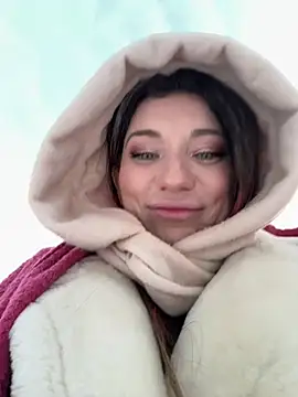 Snapshot of MooonReal chatting on January 2025 03:33:01 AM MooonReal online show from January 2025 03:33:01 AM