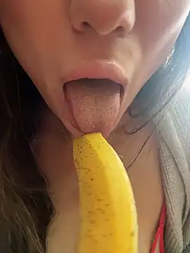 Snapshot of MooonReal chatting on December 2025 05:28:01 AM MooonReal online show from December 2025 05:28:01 AM