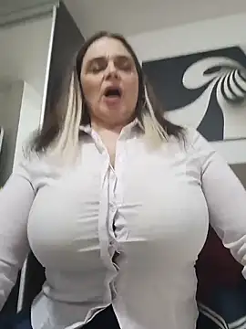hugebobbs online show from May 2026 12:47:02 PM