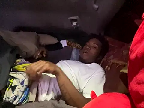 Snapshot of SlimeCrownzOut5 chatting on October 2025 03:18:01 AM SlimeCrownzOut5 online show from October 2025 03:18:01 AM